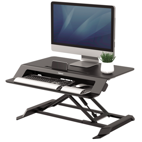 Estación de trabajo sit stand Lotus LT Fellowes para alternar trabajo sentado y de pie.
