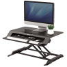 Estación de trabajo sit stand Lotus LT Fellowes para alternar trabajo sentado y de pie.